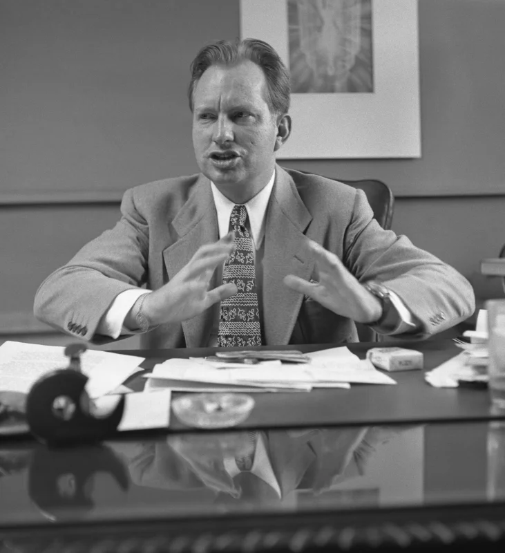 L. Ron Hubbard — Imagen principal