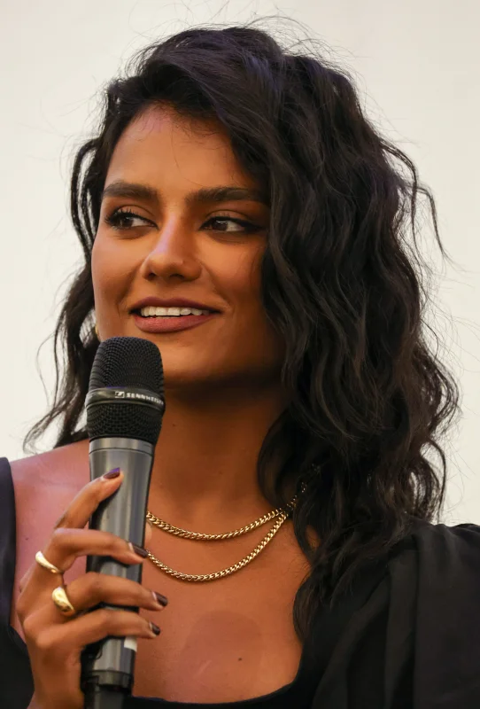 Simone Ashley — Imagen principal