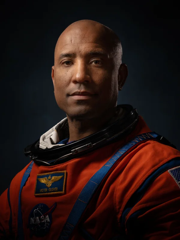 Victor J. Glover — Imagen principal